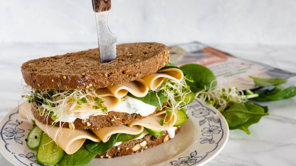 Veggie sandwich met vegetarische kip en artisjok spread