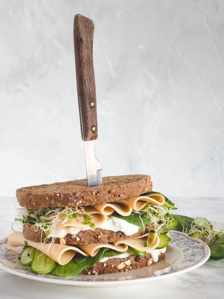 Veggie sandwich met vegetarische kip en artisjok spread